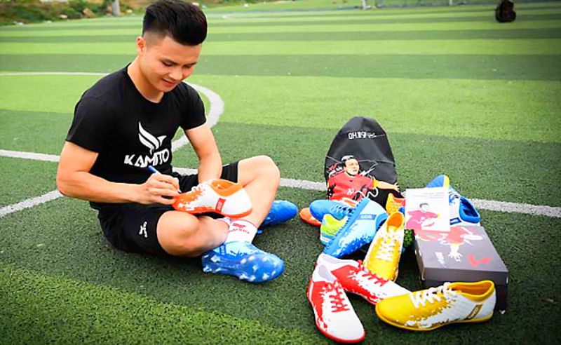 Giày Quang Hải được giới truyền thông đặc biệt quan tâm Giày Quang Hải được giới truyền thông đặc biệt quan tâm