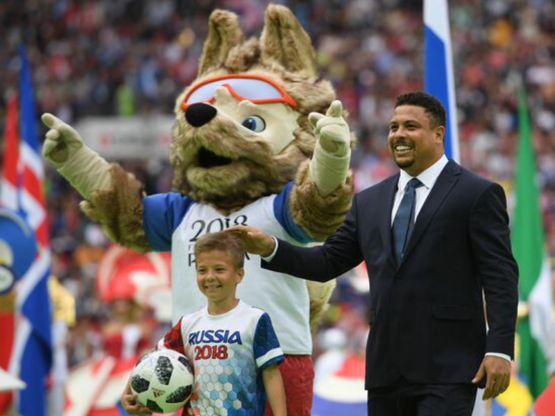 Bức ảnh Ronaldo chụp cùng với linh vật Zabivaka Bức ảnh Ronaldo chụp cùng với linh vật Zabivaka